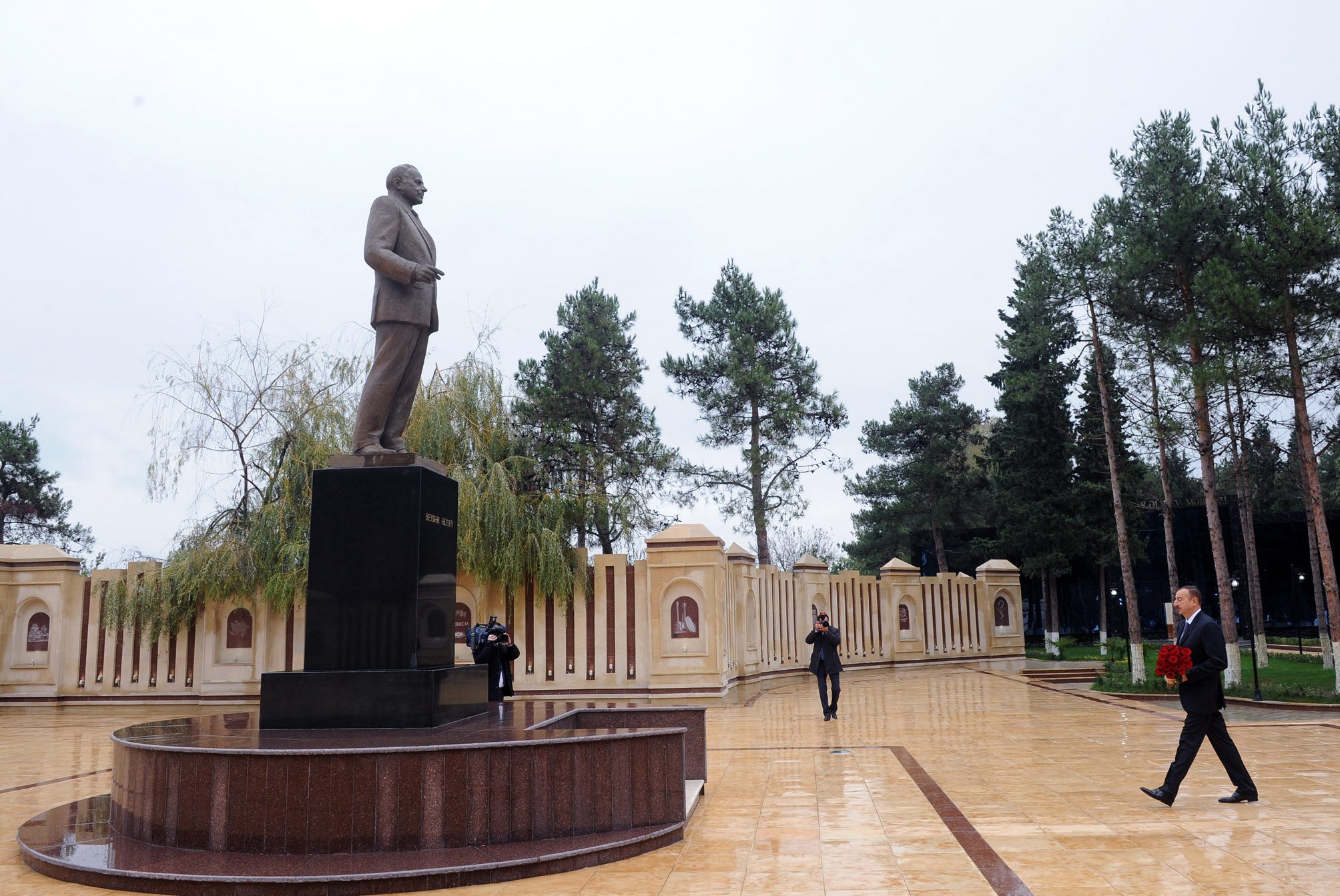 Президент Ильхам Алиев посетил памятник великому лидеру Гейдару Алиеву в Агдаше - ФОТО