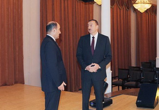 Ильхам Алиев ознакомился с реконструированным  зданием Азербайджанского государственного театра песни - ФОТО
