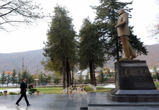 Ильхам Алиев посетил памятник Гейдару Алиеву в Огузе - ФОТО
