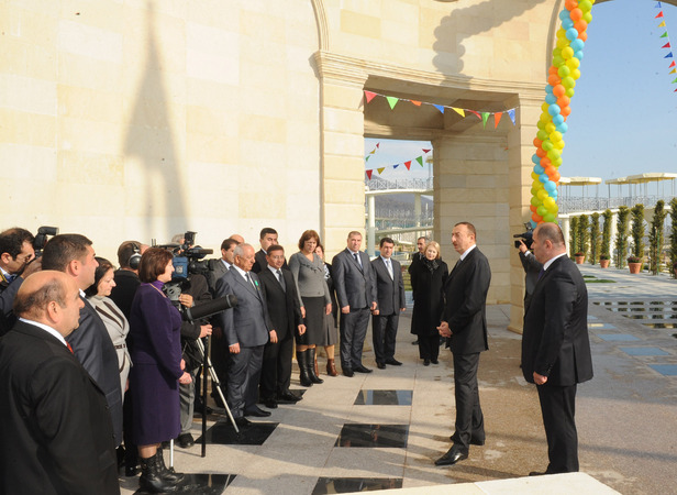 Ильхам Алиев: «В дальнейшем Азербайджан будет развиваться стремительнее, чем он развивался в эти годы» - ФОТО