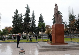 Ильхам Алиев посетил памятник общенациональному лидеру Гейдару Алиеву в Шеки - ФОТО