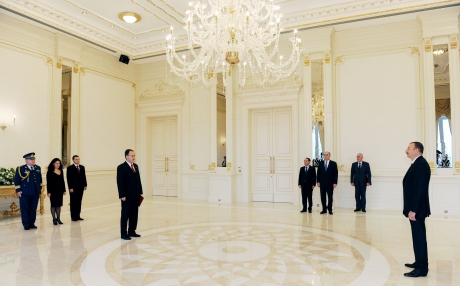 Ильхам Алиев принял верительные грамоты новоназначенного посла Румынии в Азербайджане - ФОТО