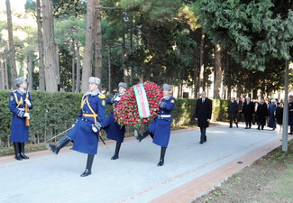 Президент Азербайджана посетил могилу Общенационального лидера Гейдара Алиева - ФОТО