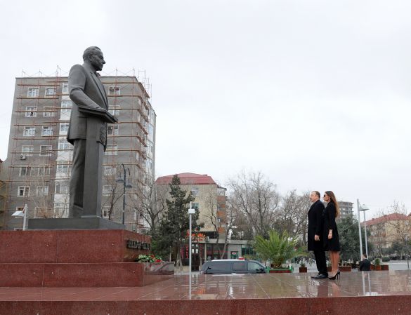 Ильхам Алиев посетил памятник Гейдару Алиеву в Сумгайыте - ФОТО