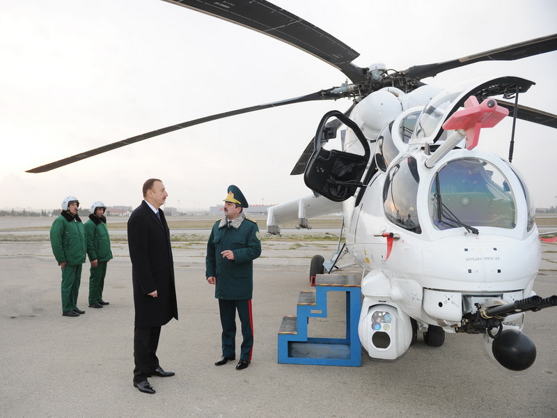 Президент Азербайджана провел осмотр завезенных в страну новых военных вертолетов - ФОТО