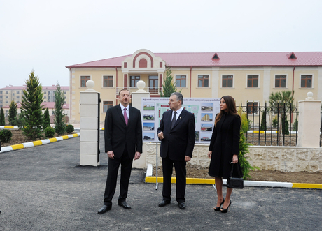 Ильхам Алиев ознакомился с работой в квартале, состоящем из жилых зданий, построенных для семей беженцев и вынужденных переселенцев