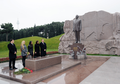 Ильхам Алиев и члены его семьи посетили могилу великого лидера Гейдара Алиева - ФОТО