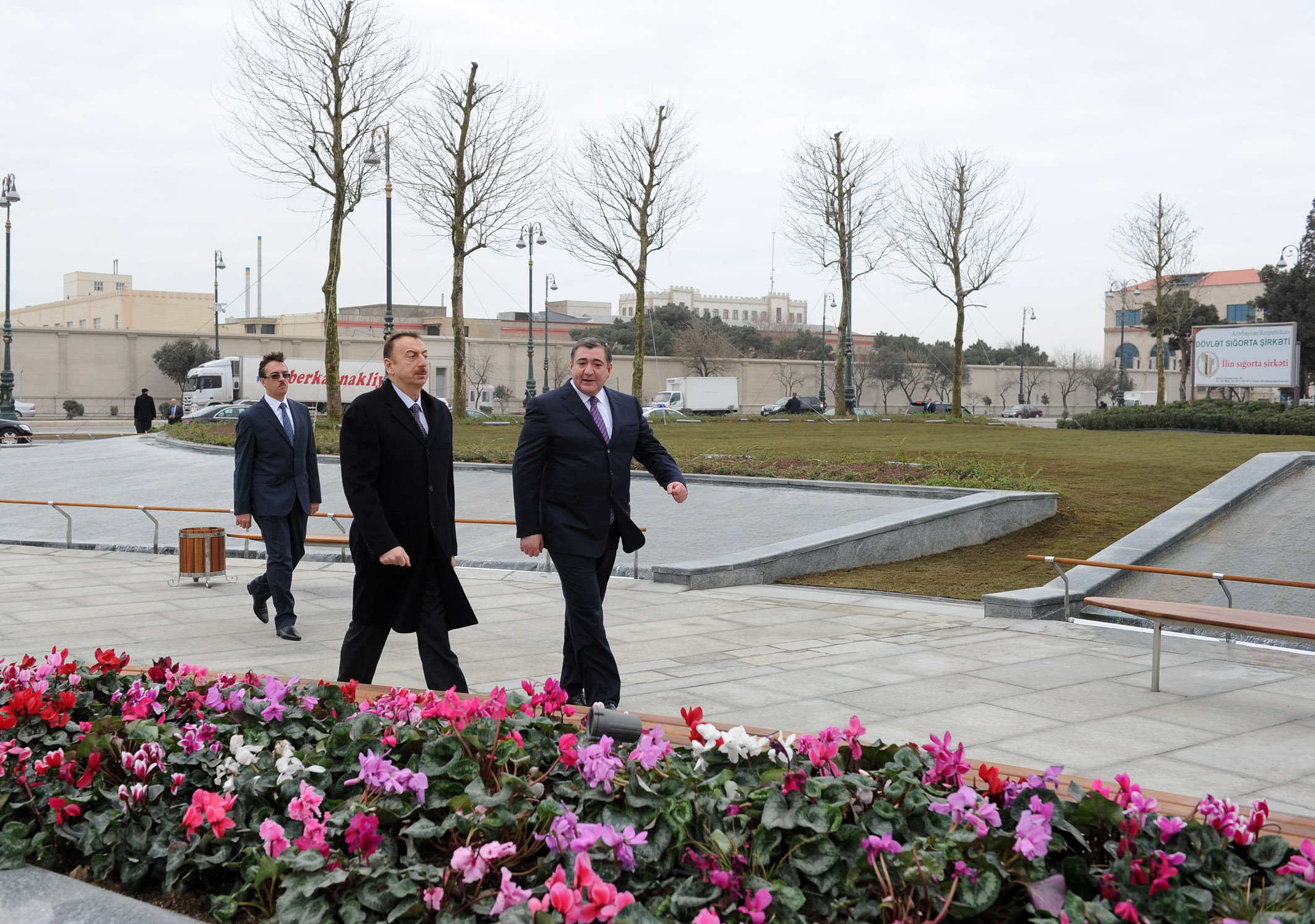 Ильхам Алиев ознакомился с работой, проведенной в парке перед административным зданием Департамента Министерства налогов - ФОТО