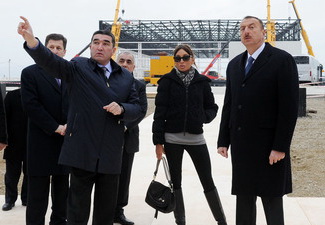Ильхам Алиев и его супруга ознакомились со строительными работами в районе площади Государственного флага - ФОТО