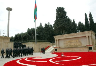 В Баку почтили память жертв трагедии 20 января  - ФОТОРЕПОРТАЖ