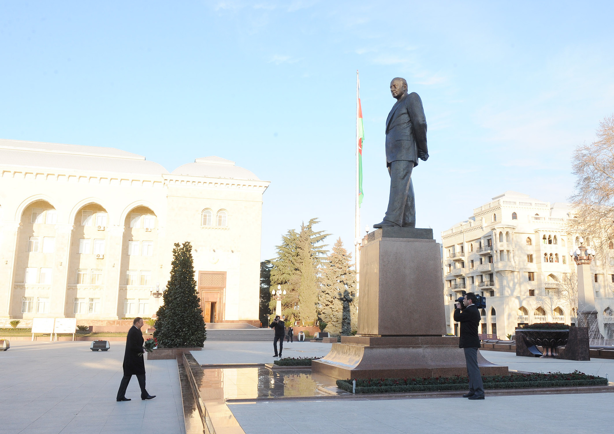 Ильхам Алиев посетил памятник Гейдару Алиеву в Гяндже - ФОТО