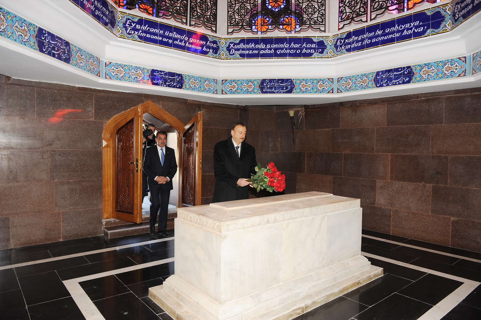 Президент Азербайджана посетил мавзолей Низами - ФОТО