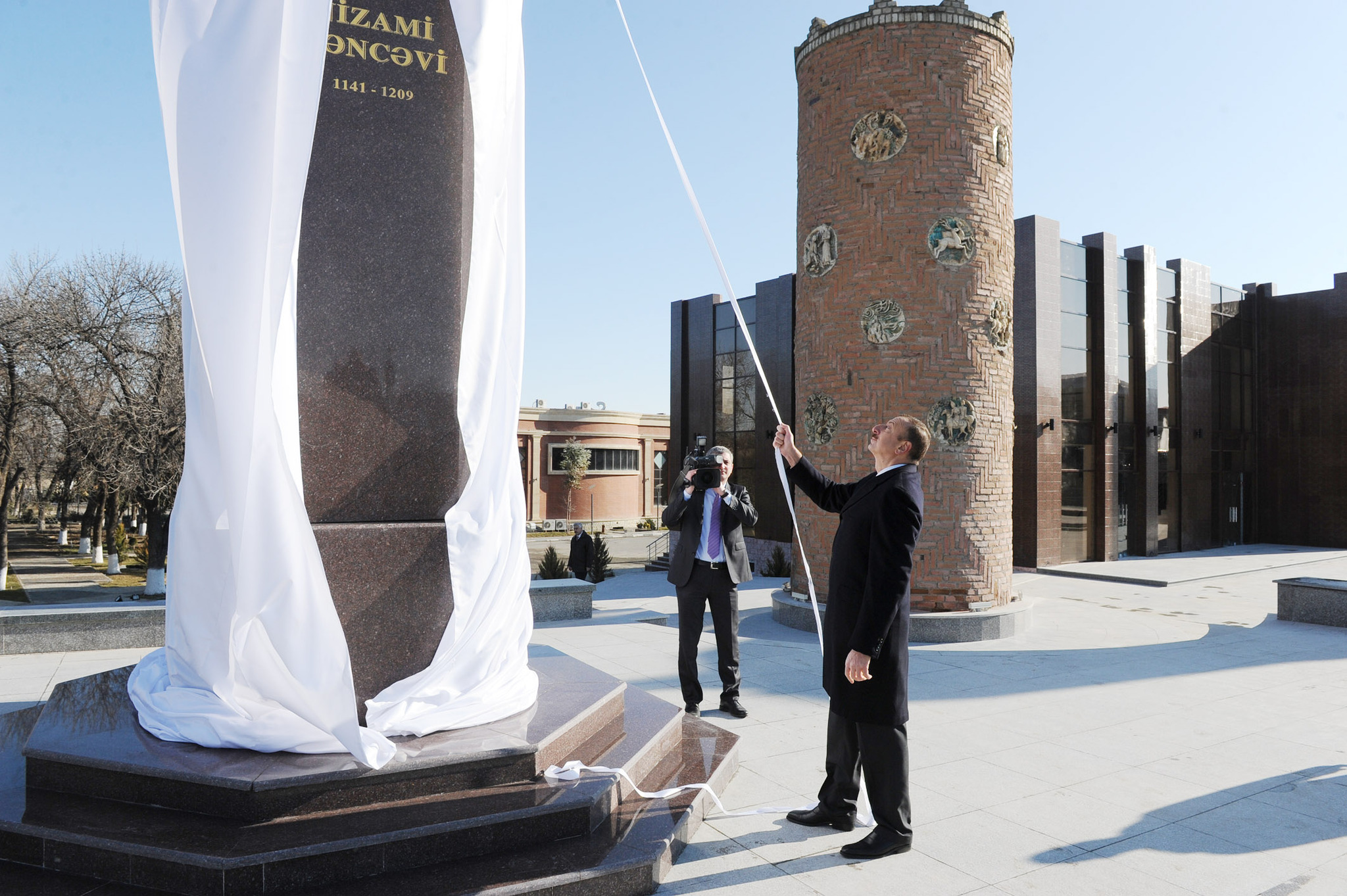 Президент Азербайджана принял участие в открытии памятника Низами Гянджеви - ФОТО