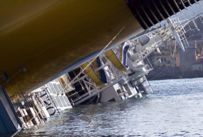 На круизном лайнере Costa Concordia обнаружено тело 12-й жертвы