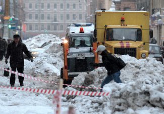 В  Баку для предотвращения образования гололеда на дорогах задействовано 20 единиц спецтехники