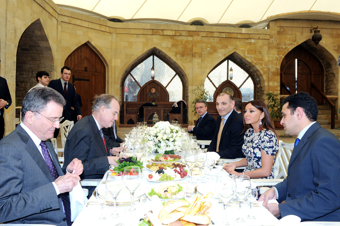 От имени первой леди Азербайджана дан обед в честь министра культуры и коммуникации Франции - ФОТО