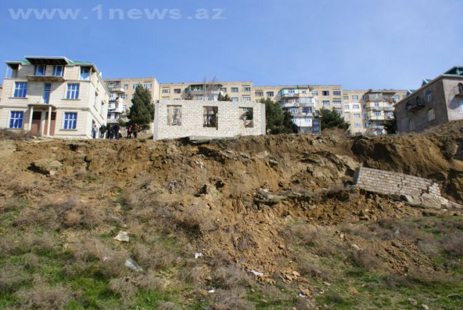 В Баку возле жилого дома просел грунт, жители эвакуированы