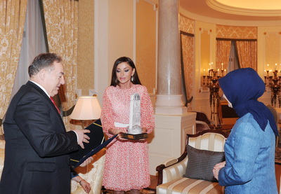 Первой леди Азербайджана вручена премия «Служение тюркскому миру» - ФОТО