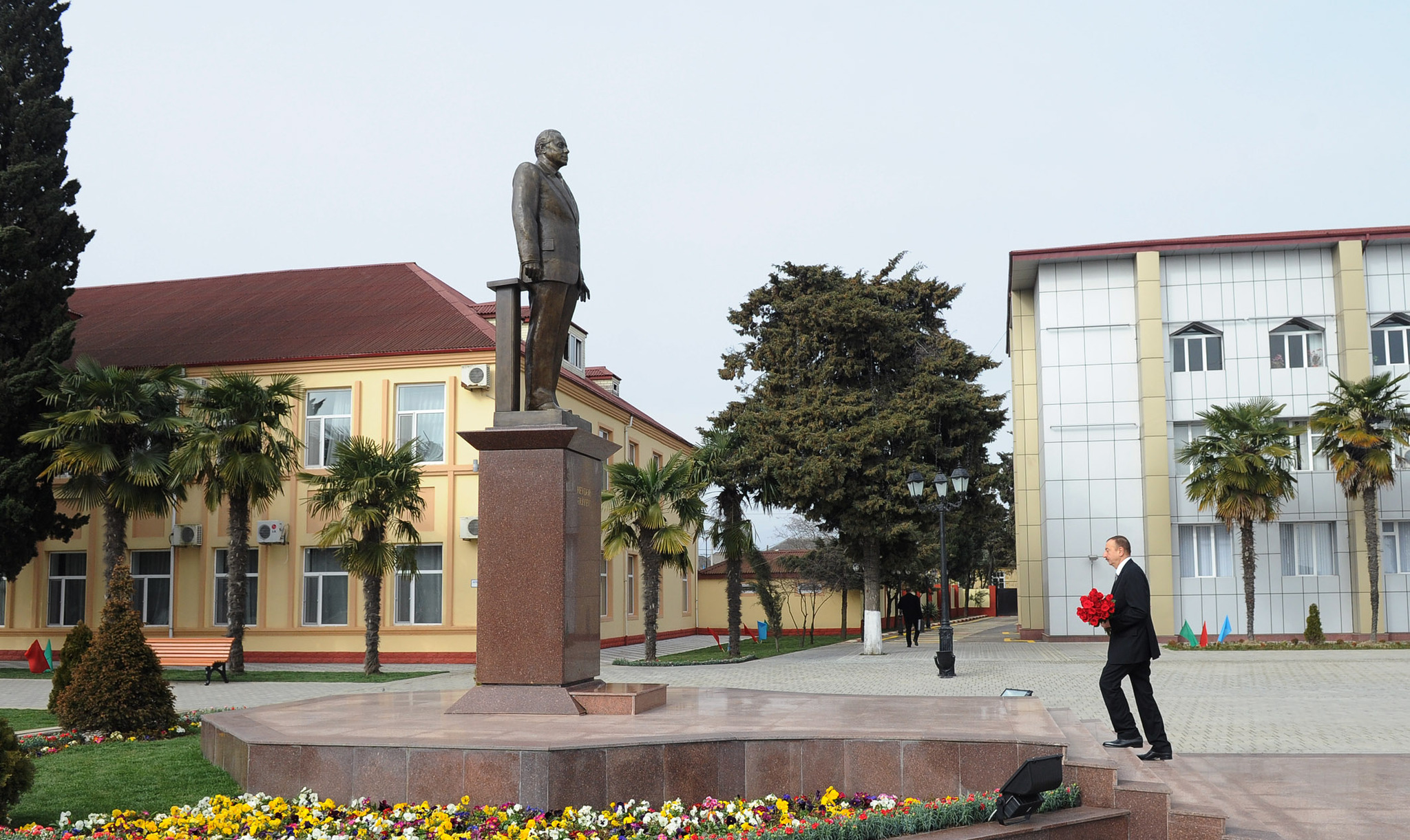Ильхам Алиев посетил памятник Общенациональному лидеру Гейдару Алиеву в Астаре - ФОТО