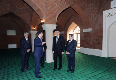 Ильхам Алиев посетил в Сальяне отремонтированную мечеть Джума - ФОТО