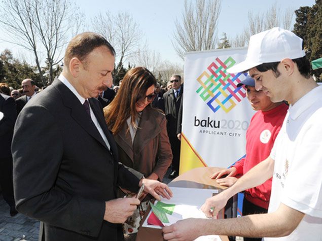 Ильхам Алиев и Мехрибан Алиева поставили свои подписи в поддержку олимпийской заявки Баку