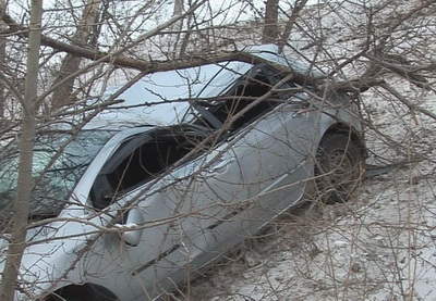 В Хатаинском районе автомобиль врезался в дерево