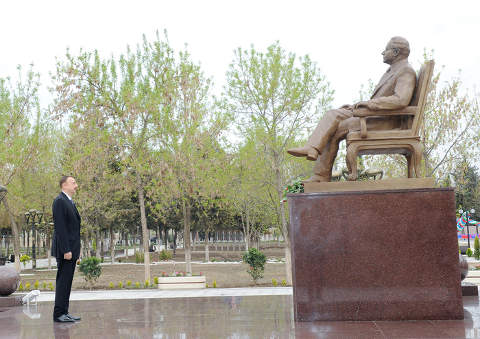 Ильхам Алиев  посетил памятник Общенациональному лидеру Гейдару Алиеву в Агстафе - ФОТО