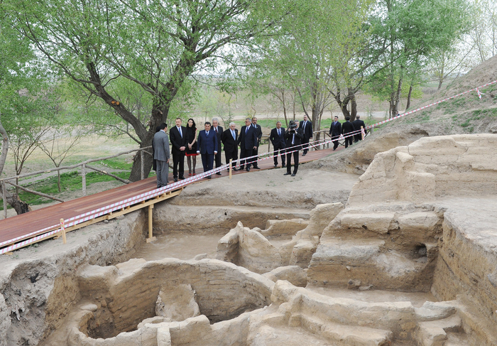 Ильхам Алиев ознакомился с археологическим памятником Гёйтепе - ФОТО