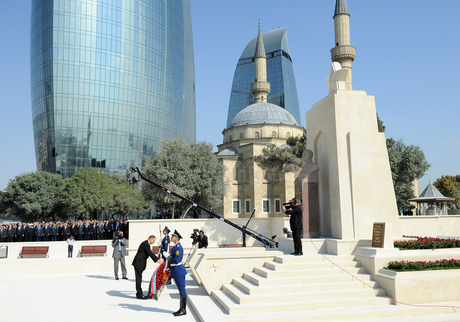 Президент Азербайджана посетил памятник Ази Асланову по случаю Дня Победы - ФОТО