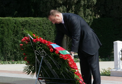 Президент Азербайджана почтил память Гейдара Алиева - ФОТО