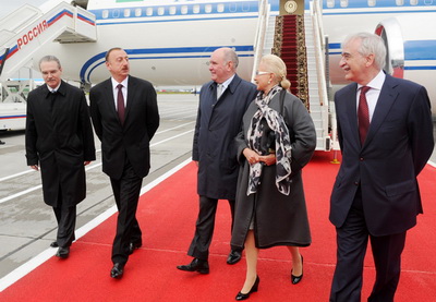 Ильхам Алиев прибыл с рабочим визитом в Москву - ФОТО