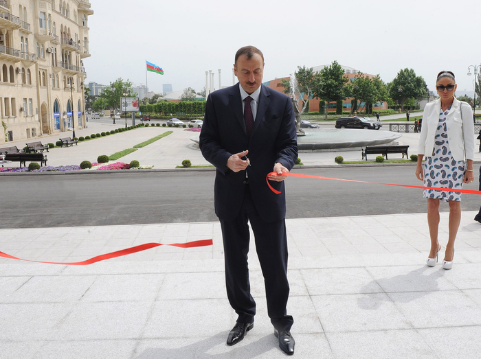 Ильхам Алиев ознакомился с рядом отстроенных и реконструированных объектов в Баку - ФОТО