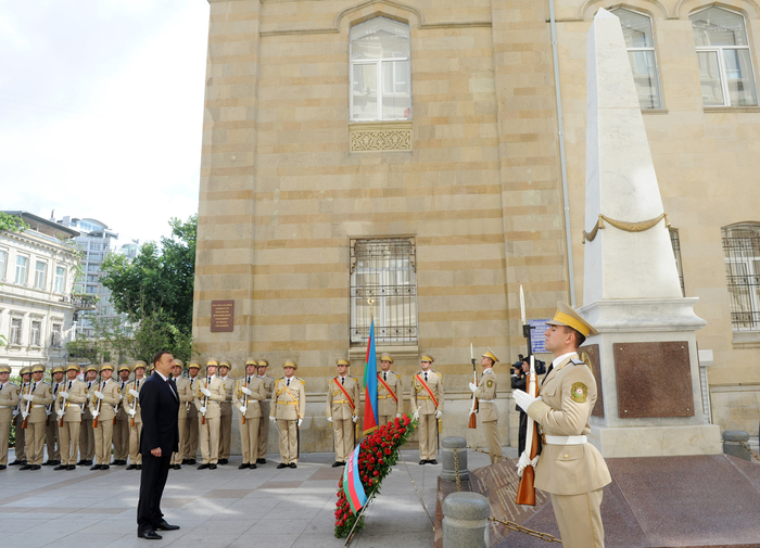 Ильхам Алиев посетил памятник, воздвигнутый в честь Азербайджанской Демократической Республики - ФОТО