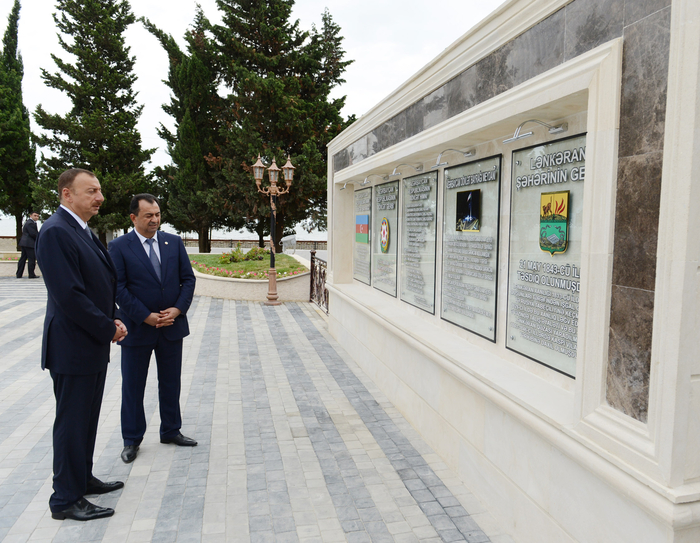 Ильхам Алиев ознакомился с Площадью флага в Лянкяране - ФОТО