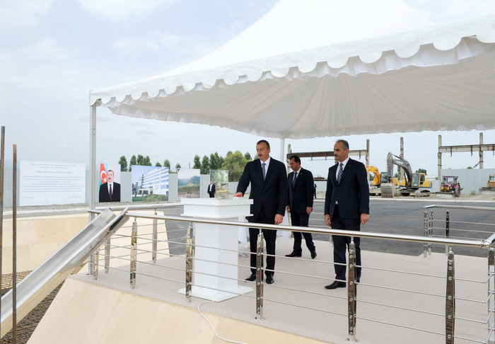 Ильхам Алиев принял участие в закладке фундамента отельного комплекса в Лянкяране - ФОТО