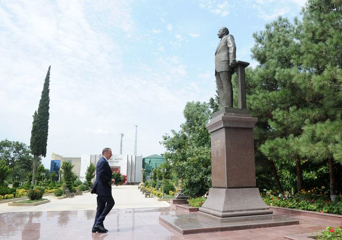 Ильхам Алиев посетил памятник Общенациональному лидеру Гейдару Алиеву в Джалилабаде - ФОТО