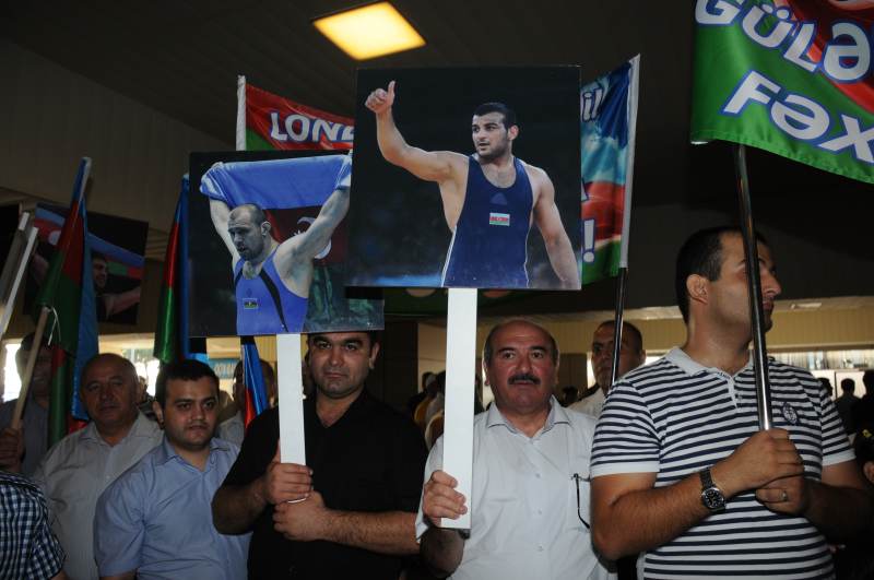 Азербайджанские олимпийцы посетили памятник Общенациональному лидеру Гейдару Алиеву