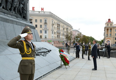 Ильхам Алиев посетил Площадь Победы  в Минске - ФОТО