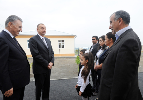 Ильхам Алиев принял участие в открытии в Шеки нового поселка для 423 семей вынужденных переселенцев - ФОТО