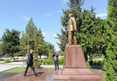 Ильхам Алиев посетил памятник Общенациональному лидеру Гейдару Алиеву в Габале - ФОТО
