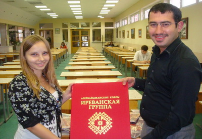 Азербайджанские студенты Беларуси подарили минскому ВУЗу книги об Азербайджане - ФОТО