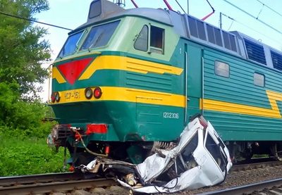 В Азербайджане поезд снес легковой автомобиль