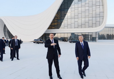 Президенты Азербайджана и Узбекистана побывали на Площади Государственного Флага и Центре Гейдара Алиева - ФОТО