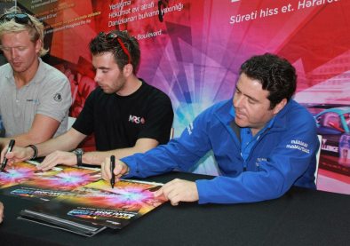 City Challenge: гонщики раздавали автографы в одном из торговых центров Баку - ФОТО