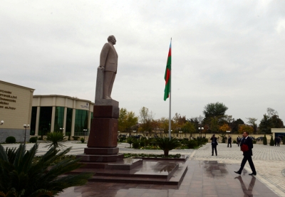 Президент Азербайджана посетил памятник Общенациональному лидеру Гейдару Алиеву в Саатлы - ФОТО