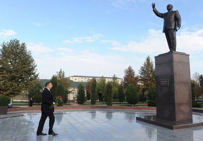 Ильхам Алиев посетил памятник общенациональному лидеру Гейдару Алиеву в Бейлягане - ФОТО