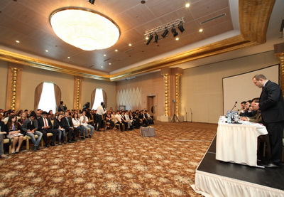 В Баку проходит международный форум «Молодежное сотрудничество без границ» - ФОТО