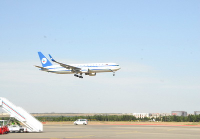 Президент Азербайджана совершил звонок на борт находящегося в пути самолета AZAL