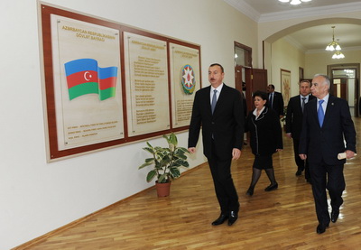 Ильхам Алиев посетил среднюю школу №1 Насиминского района - ФОТО