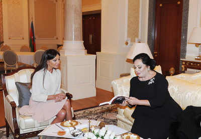 Мехрибан Алиева встретилась с известной турецкой актрисой Тюркан Шорай - ФОТО